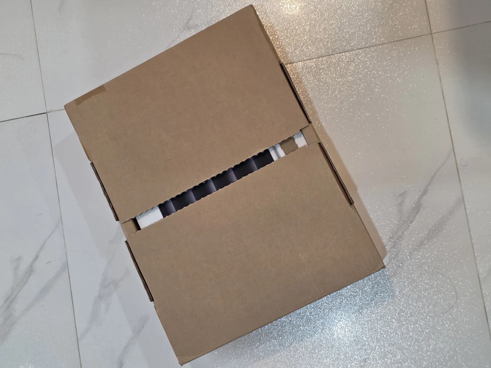 กล่องขนส่ง MacBook Pro 14 M3 ยังไม่แกะ สภาพสมบูรณ์ ไม่มีรอยบุบ