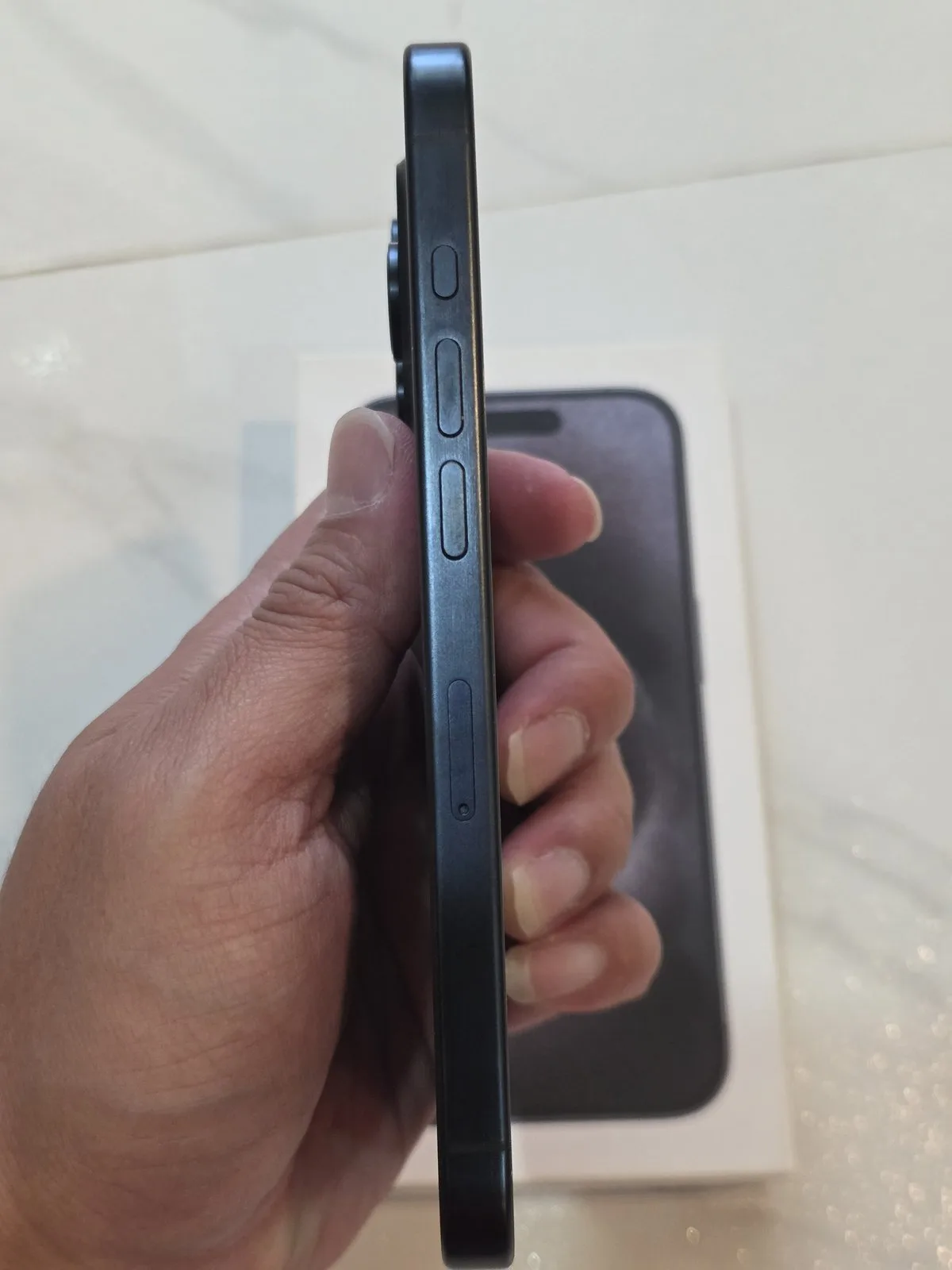 ขอบเครื่องด้านซ้ายของ iPhone 15 Pro โชว์ปุ่ม Action และปุ่มปรับระดับเสียง