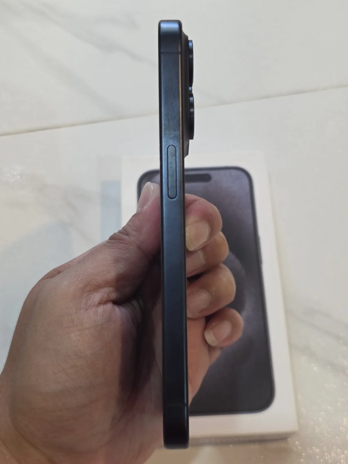 ขอบเครื่องด้านขวาของ iPhone 15 Pro โชว์ปุ่ม Power