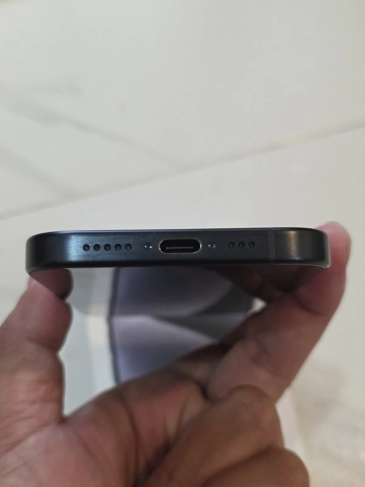 ขอบล่างของ iPhone 15 Pro โชว์พอร์ต USB-C และช่องลำโพง