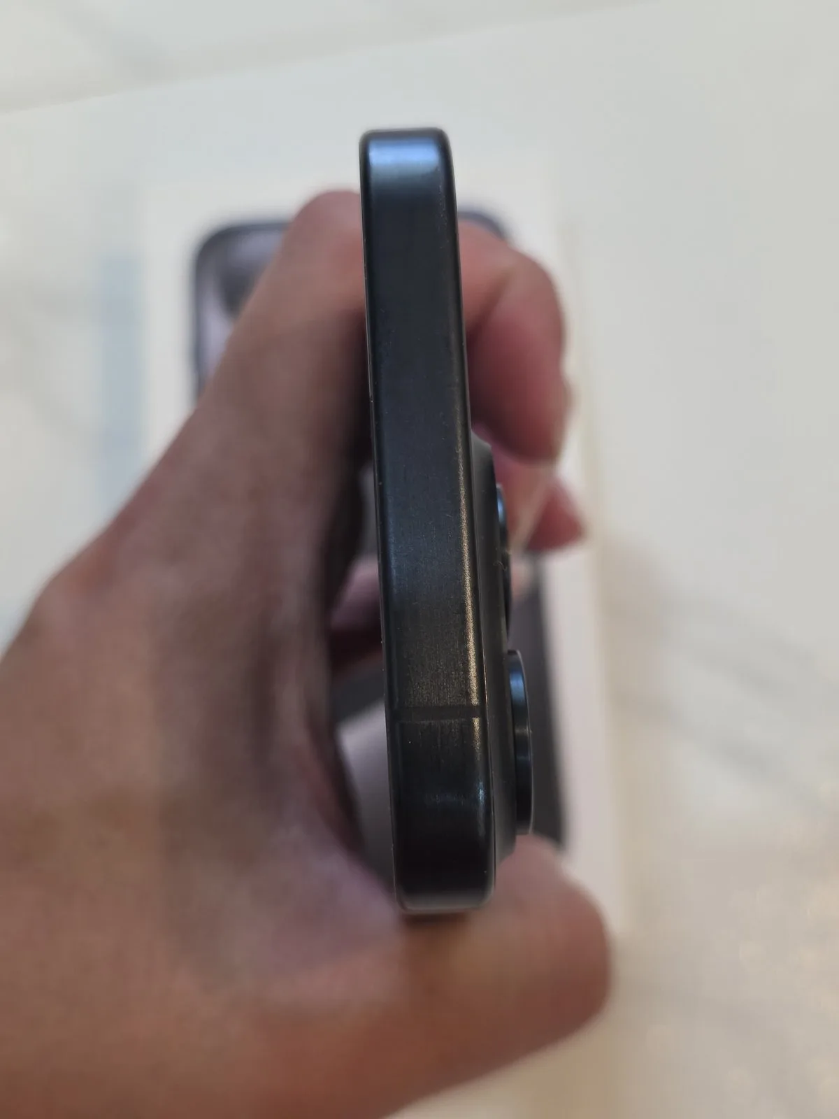 ขอบบนตัวเครื่อง iPhone 15 Pro และขอบชุดกล้องหลัง
